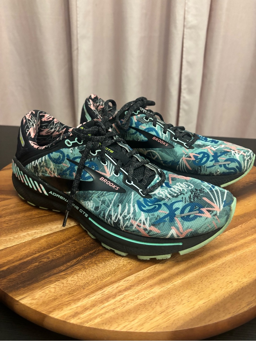 Brooks Adrenaline GTS 22 Black Yucca Flamingo Pink Graffiti Running Sneakers 11